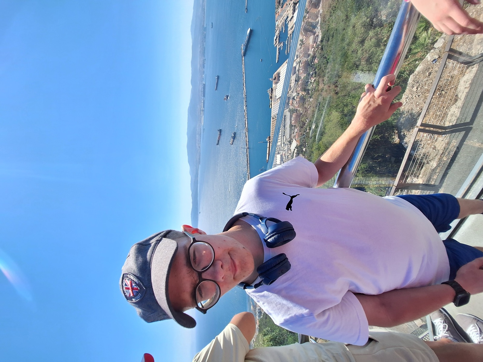 Sebastian na tle morza i wybrzeża Gibraltaru