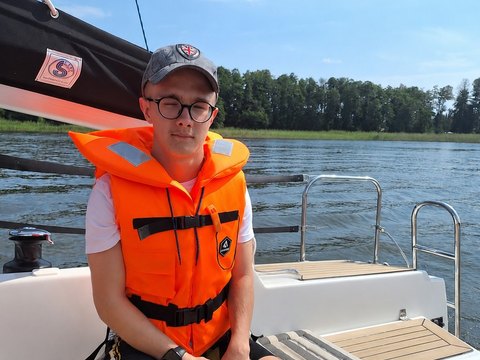 Sebastian w kamizelce ratunkowej na łódce