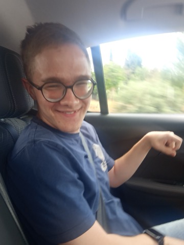 Uśmiechnięty Sebastian podczas podróży samochodem
